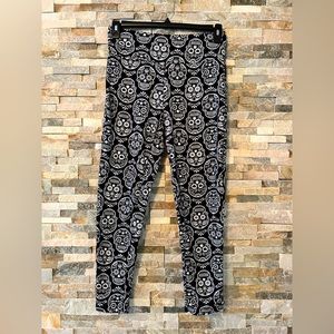 terra & sky 0X (14W) Black and White Skull Leggings